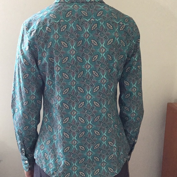 Button down. Sz 2 - Picture 2 of 4